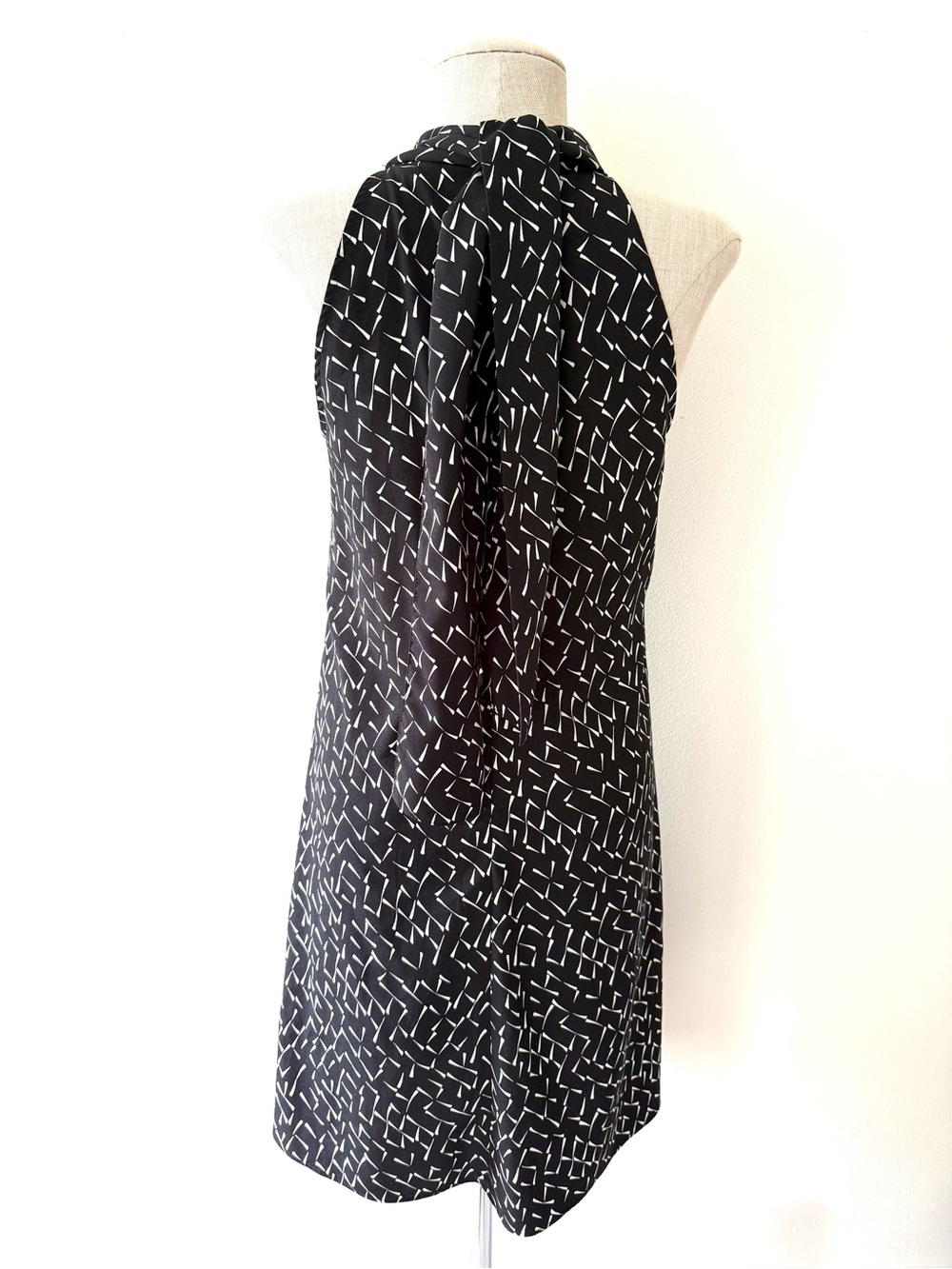 Banana Republic Black White Abstract Geometric Print Tie-Neck Halter Shift Dress - Picture 6 of 12